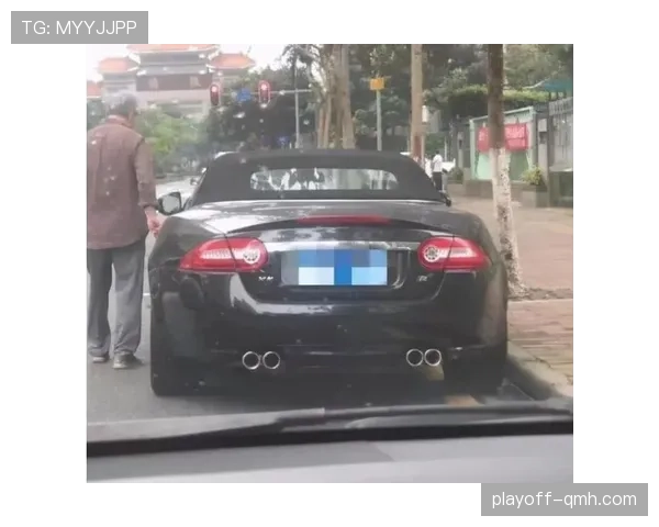 陆光祖站在豪车旁穿着菜市场拖鞋,笑得像个街坊少年 陆光祖站在豪车旁穿着菜市场拖鞋,笑得像个街坊少年